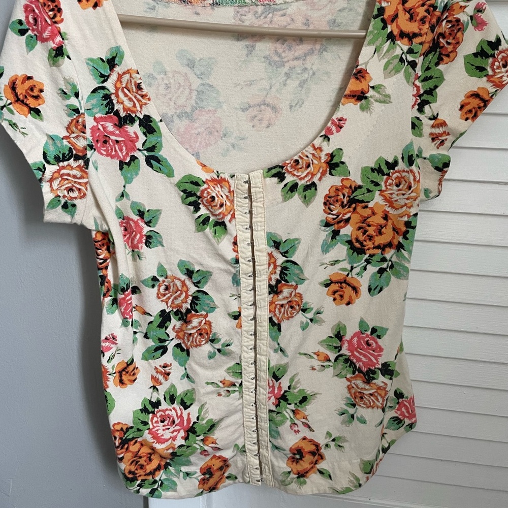Kimchi Blue hook & eye floral blouse 🌺🌸